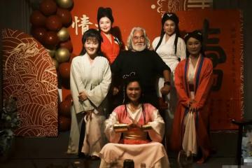 張紀中72歲慶生宴曝光，杜星霖扮「黃蓉」取悅，小花仙彈古箏祝壽