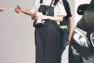 張小斐走紅後沒有偶像包袱,背帶褲配白T恤,看著像「乖乖女」