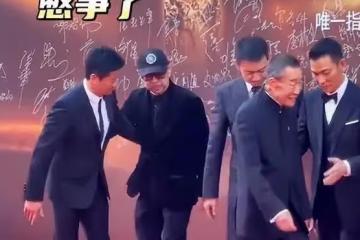 北京這一夜，明星們的微表情和小動作，揭開了內娛的遮羞布