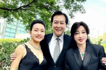 唐國強夫婦近況曝光!與劉曉慶摟抱合影,壯麗當眾跪謝田華引熱議