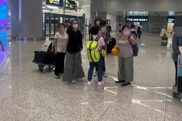 郭碧婷一家四口現身杭州，4個保姆全程跟隨，向佐抱兒子動作嫻熟