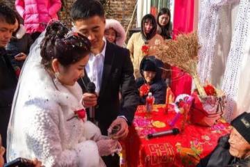 十萬嫁妝沒交給老公，婆家全得罪，外出打工婆婆要錢買奶粉，蒙住