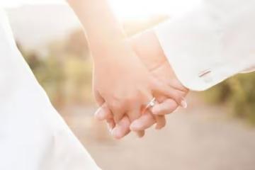 俺和老公月薪一萬，每月給婆婆兩千她嫌少，看到倆姑姐，一分不給