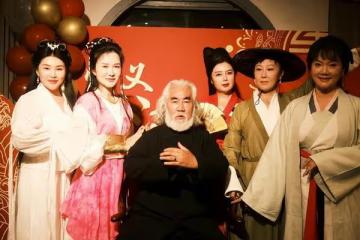 杜星霖為張紀中辦壽宴，扮演「黃蓉」帶姐妹團一起為老爺子慶賀