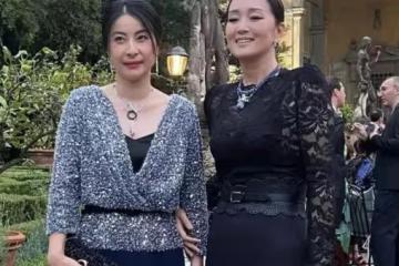 鞏俐與郭晶晶同框現身!罕見主動屈膝挽手,後者採訪拘謹顯尷尬