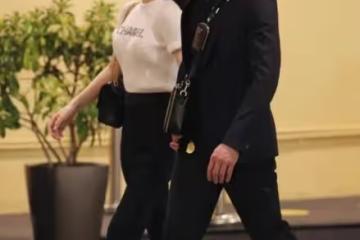 郭富城攜嬌妻走機場,穿西裝顯得正式,方媛穿香奈兒短袖卻挺時髦