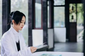 周迅西湖在比賽中備受矚目，身穿白色外套，時尚又舒適！