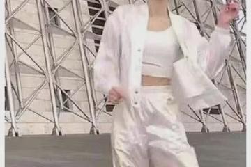 55歲李若彤戶外熱舞，瘦到手上青筋明顯凸出，自嘲手腳不協調