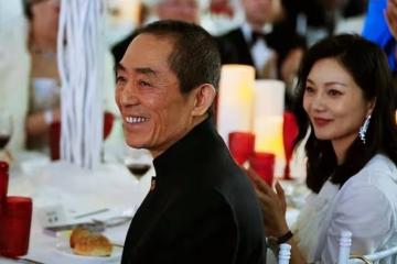 73歲張藝謀攜41歲陳婷赴宴！一個十足老爺爺，一個闊氣像上流名媛