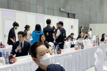 秦海璐被拍,在頒獎禮後台坐著睡著了,跟平常婦人一樣真實接地氣