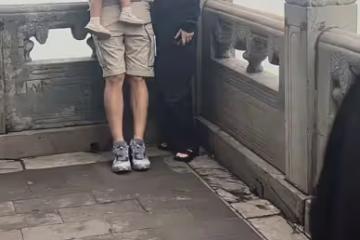 朱珠一家三口被偶遇,逛頤和園老公全程抱娃,朱珠身材臃腫引爭議