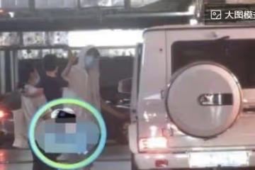 葛優一家三口被拍,小61歲兒子首次曝光,卻被妻子的打扮搶了風頭