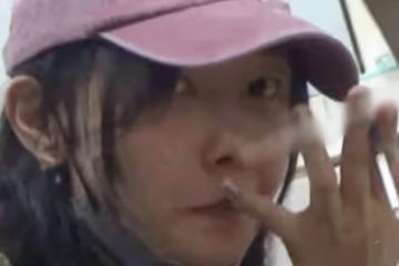 39歲白百何抽菸喝酒被拍，動作嫻熟菸癮超大，當眾撓鼻子毫無包袱