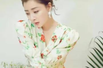 殷桃真的太美了，碎花連衣裙配挽發時尚迷人，42歲的氣質真有魅力