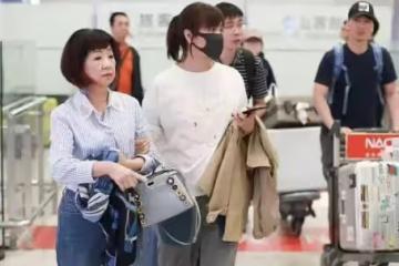徐靜蕾婆媳倆走機場顯卑微!穿得像跟班,主動挽手婆婆表情不善良