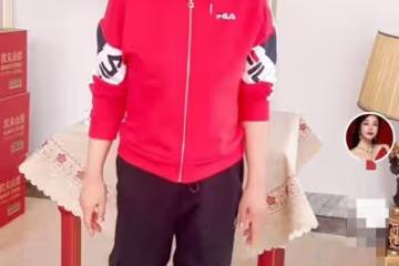 69歲劉曉慶仍不服老，塗大紅唇妝容精緻似芭比，唱歌上氣不接下氣