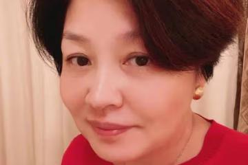 李詠的女子哈文真挺會美麗的，就算已經50多歲了，但仍愛趕時髦