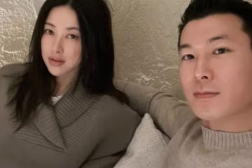 朱珠工作老公帶娃忙，父女倆戴棒球帽看藝術展，坐在板凳上像套娃