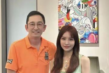 知名港星在女富婆家慶生,女方美艷動人身材絕好,滿桌茅台太搶眼