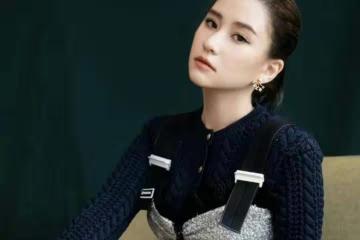 何超蓮知性女人風範，時尚鏤空抹身材裙迷人至極！