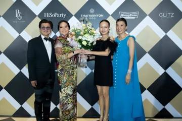 56歲華裔女子盛裝出席晚宴!穿羽毛抹身材裙太美了,大秀美背真少女