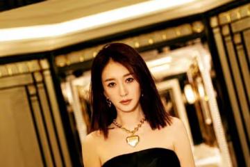 46歲李小冉氣質真好，一襲黑色抹身材長裙亮相紅毯，優雅又高級