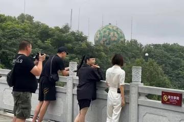 路人鏡頭下的姐姐,骨頭人身材把女明星襯成壯碩阿姨,變大頭娃娃