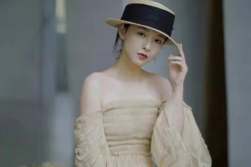 分手後的吳倩哪像29歲，抹身材薄紗裙美得讓人心動，笑容甜到心窩裡