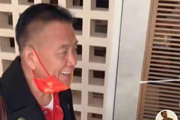 64歲萬梓良近況惹擔憂，戴大金鍊子做核酸，癱倒在沙發上疑似頭暈