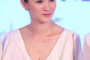 李小冉不愧是「大號水蜜桃」,穿抹身材裙有點「擠」,47歲別有氣質