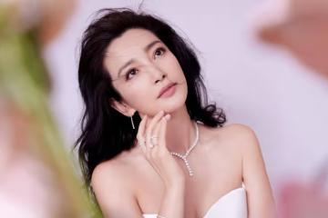 李姐姐的大花格調:卷髮朱唇配白色抹身材魚尾裙,浪漫且優雅