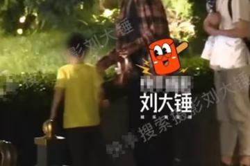 馮紹峰兒子這麼大了？4歲想想身高超穎寶腰部，拒絕媽媽牽手摸頭