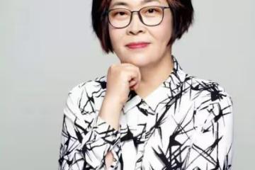張越：紮根電視27年，退休後演話劇，57歲未婚，如今與狗狗相伴