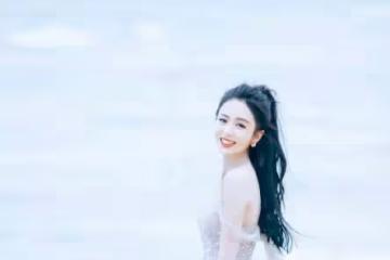 佟麗婭海邊漫步,身穿銀色閃亮紗裙顯曼妙身姿,如銀河飄落的仙女