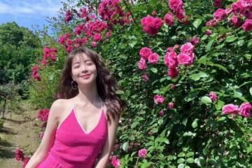 趙堯珂穿芭比粉弔帶衫配同色系牛仔短褲,身材曼妙,明艷動人