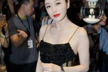 秦嵐真不像「阿姨輩」，穿黑色弔帶裙時尚精緻，身姿曼妙不輸少女