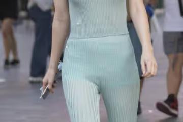 淺綠色針織套裝柔軟舒適,無袖上衣和半時尚褲子,展示曼妙身姿