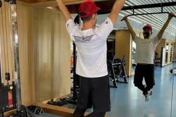 任賢齊健身照曝光,被2人按著壓腿表情痛苦,路人避嫌都沒圍觀