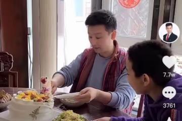 劉和剛給母親低調慶生,一家八口吃家常小菜,十幾瓶茅台意外搶鏡