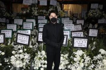 一路走好!TVB前富貴男星王賢志為母設靈,表哥鄭嘉穎現身悼念