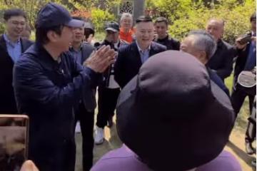 網友偶遇馮鞏拉二胡！一旁大媽興奮直跳腳，引全場路人圍觀拍照