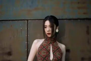 連體褲也能穿得如此撩人?宋妍霏大膽露背,曼妙身材令人叫絕!