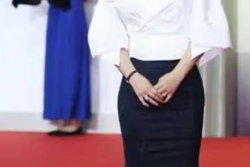 郝蕾真是微胖界女神,穿魚尾裙嫵媚迷人,42歲仍然有著曼妙身材