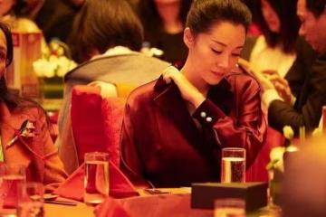 許晴穿衣還是這麼高調,穿紅絲絨西裝幹練有型,精緻容顏不像53歲