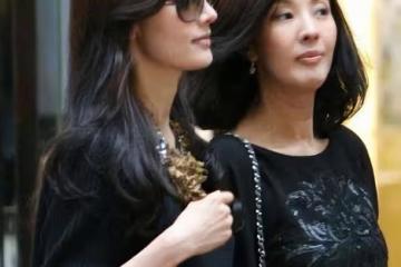 李嘉欣姐姐身價猛漲,61歲姐妹合影展現瑰麗容顏,不同凡響