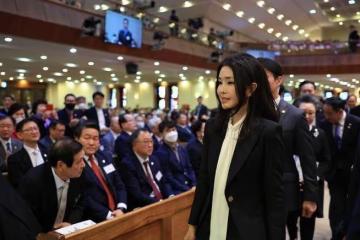 韓國第一夫人彌撒美和大家應接不暇!戴上超大戒指變女神,神殿里的精彩