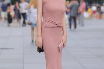 擁有s身材的小姐姐，一件粉色修身連衣裙，展現曼妙的身姿
