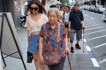 蔡卓妍一家三代人旅遊,90歲奶奶拿拐杖出行,蔡爸爸撞臉林子祥
