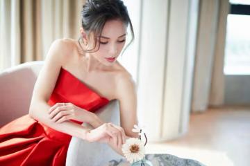 李若彤還真是不服老！穿大紅色抹身材裙盡顯優雅高貴，這氣質簡直了