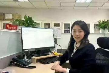 一次偶然的街拍，讓47歲的胡總下馬的董小姐，到底什麼來頭